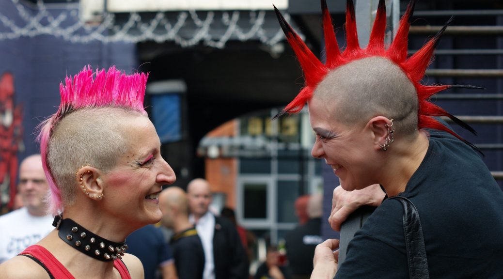 Deux punks à crête